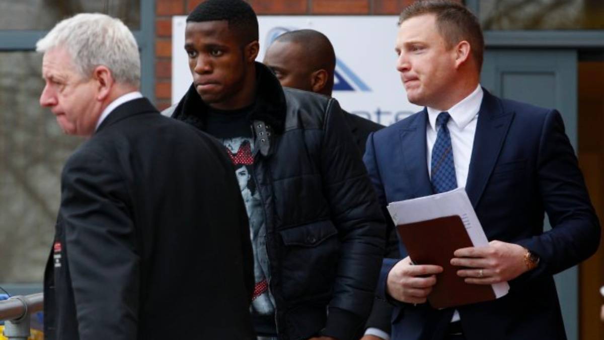 Wilfried Zaha in 2013 arriving for Man United medical wearing Imogen Thomas t-shirt